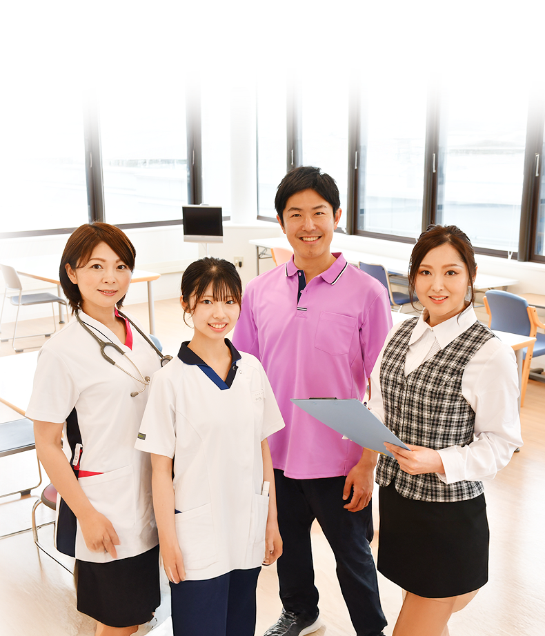 恵仁会グループの様々な部門のスタッフが笑顔で並ぶ集合写真