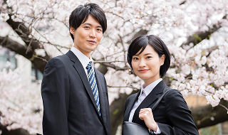 新卒採用向けの募集要項と案内を示す写真